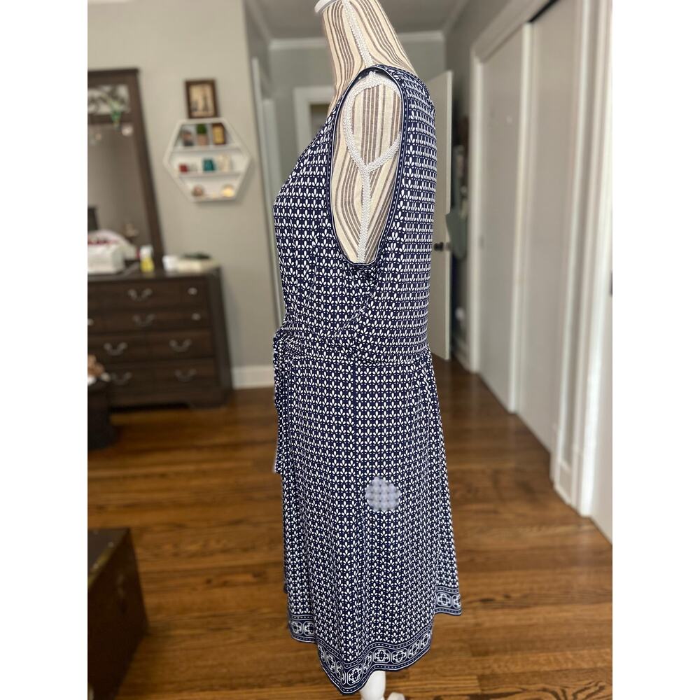 Max Studio navy and white print sleeveless knit dress with tie waist - Picture 5 of 10